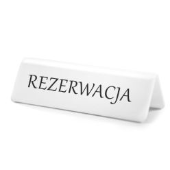 biala tabliczka informacyjna na stol rezerwacja