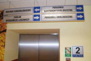 tabliczki pokazujące drogę