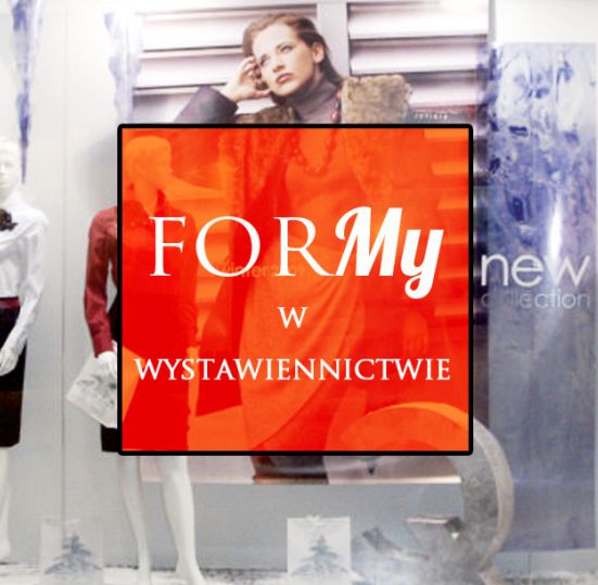 Tabliczka z napisem FORmy w wystawiennictwie