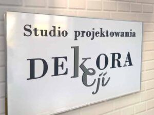 tabliczka informująca studia projektowania
