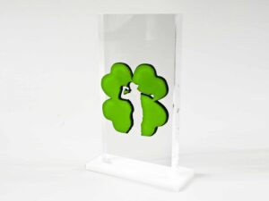 ścianka z logo z plexi