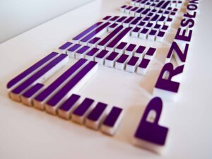 logo naścienne z plexi