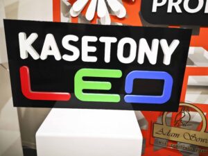 kaseton reklamowy z napisem