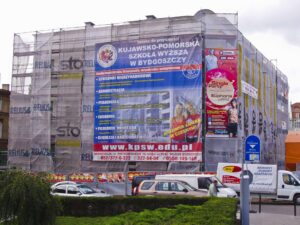 baner wielkoformatowy reklamowy ma budynku