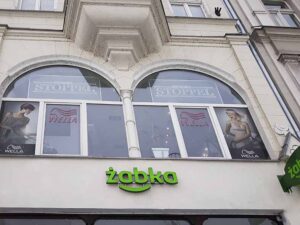 szyld sklepu na ścianie budynku
