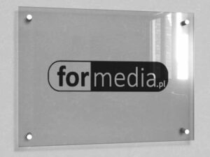 tablica z plexi z logo formedia