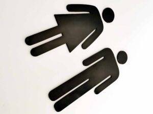 znak z pleksi informujący