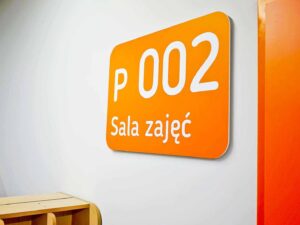 Tabliczka z napisem sali na dystansach