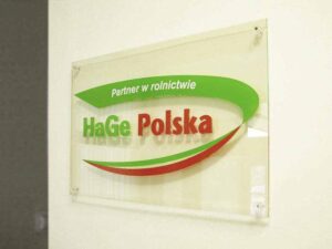 Tablica na dystansach z napisem