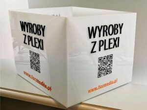 pojemnik z napisami z plexi formedia
