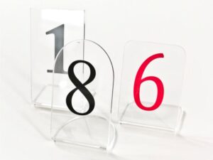 oznaczenie stołów numerami z plexi