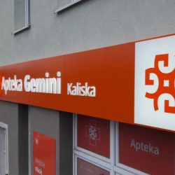 kaseton podświetlany przed sklep