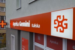 kaseton podświetlany przed sklep